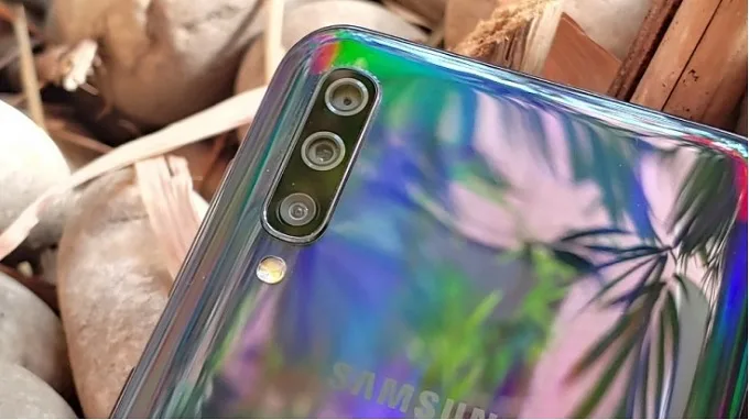 Galaxy A50 đi kèm với thiết lập ba camera phía sau