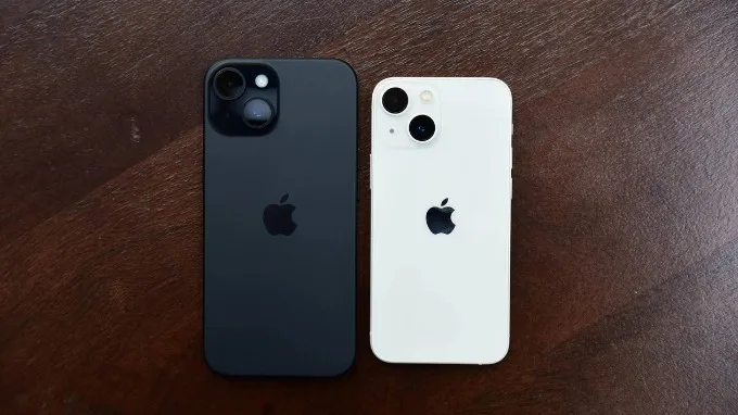 Kích thước iPhone 15 (trái) và iPhone 13 mini (phải)