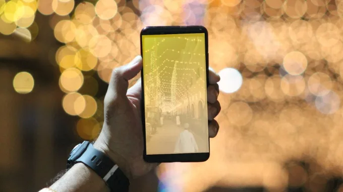 Nguyên nhân màn hình điện thoại Android bị ám vàng