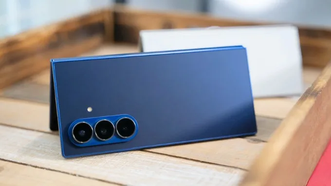 Màn hình gập ấn đặc trưng của Samsung Galaxy Z Fold 7