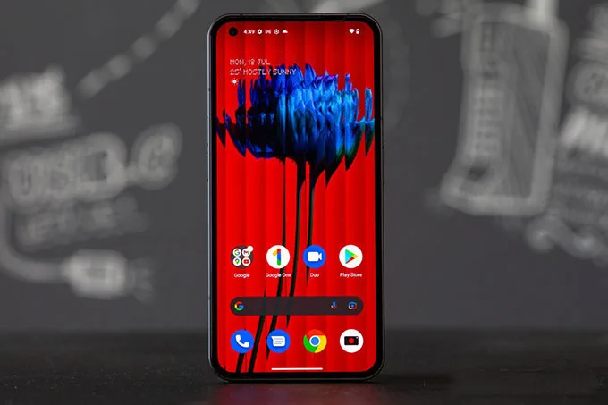 So sánh chi tiết OPPO Reno8 5G và Nothing Phone (1): màn hình