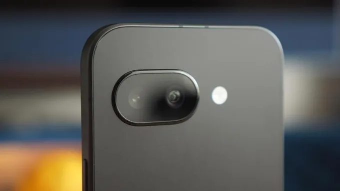 Pixel 10a sử dụng hệ thống camera kép gồm camera chính 48MP có chống rung quang học (OIS) 