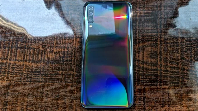Galaxy A50 có màn hình tràn viền với phần cằm khá mỏng