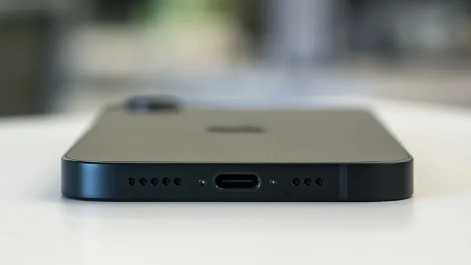 So sánh iPhone 17e vs Pixel 10a về pin
