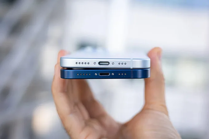 So sánh cổng sạc iPhone 15 Plus và iPhone 12