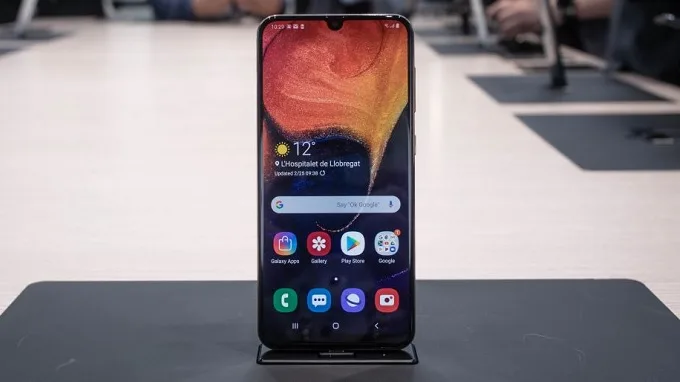 Galaxy A50 cũng được Samsung trang bị màn hình 6.4 inch có độ phân giải Full HD +