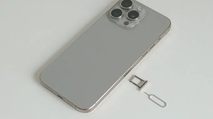 Khay đựng SIM trên phiên bản iPhone 15 Pro Max VN/A chính hãng