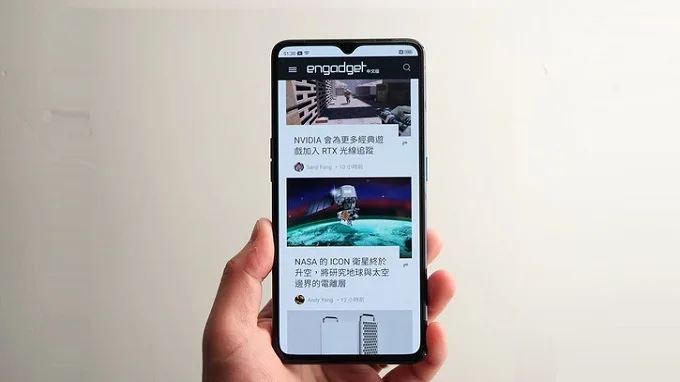 Mặt trước, Realme X2 Pro được trang bị màn hình giọt nước với kích thước lên tới 6.5 inch