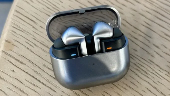 Galaxy Buds mới là tai nghe dẫn truyền qua xương
