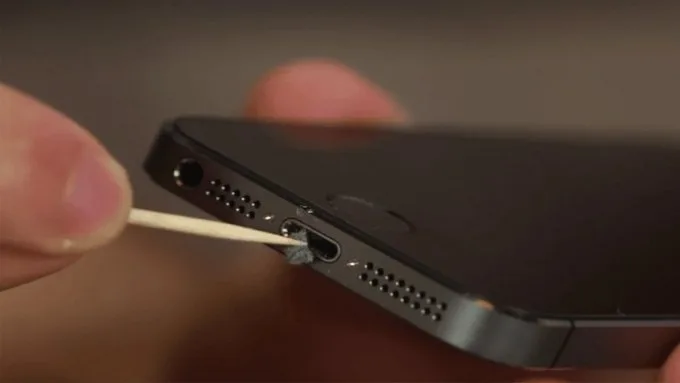 Hút ẩm và xử lý khi loa iPhone bị dính nước nhẹ