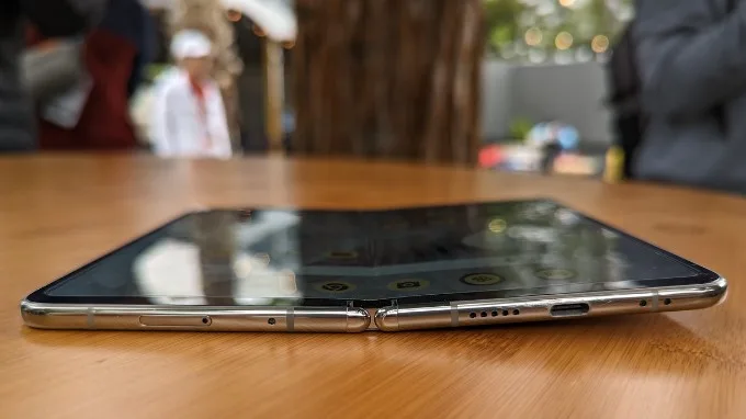 Google Pixel Fold không thể gập phẳng hoàn toàn