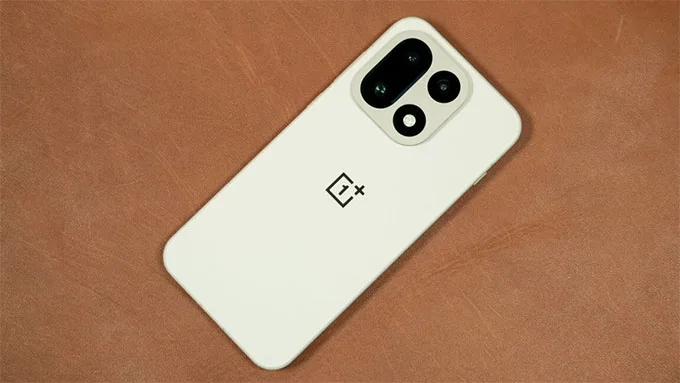 OnePlus 15 – Pin 7.300mAh, thời lượng ấn tượng