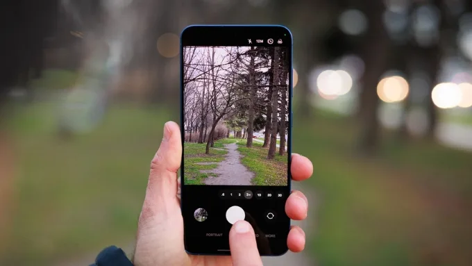 Ở phía Samsung, Galaxy S25 Plus được trang bị bộ 3 camera gồm 50MP chính có OIS, 12MP siêu rộng và 10MP tele 3x