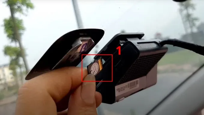 Tháo thẻ nhớ ra khỏi thiết bị