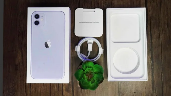Bên trong hộp đựng iPhone 11