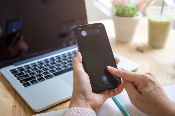 Vì sao bạn nên biết nhiều cách tắt nguồn iPhone?
