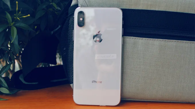 iPhone X hay Galaxy S10e đáng mua hơn?