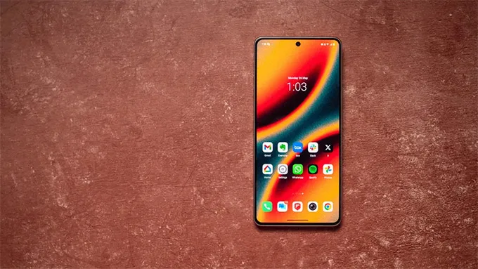 Màn hình AMOLED 6,78 inch sống động