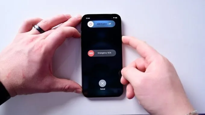 Khởi động lại iPhone