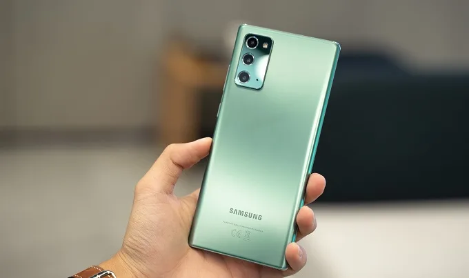 Mặt lưng nhựa của Galaxy Note 20