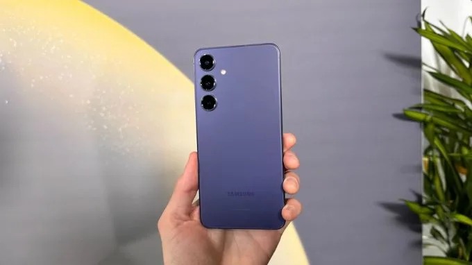 Thiết kế Galaxy Z Flip 6 nhỏ gọn hơn Galaxy S24