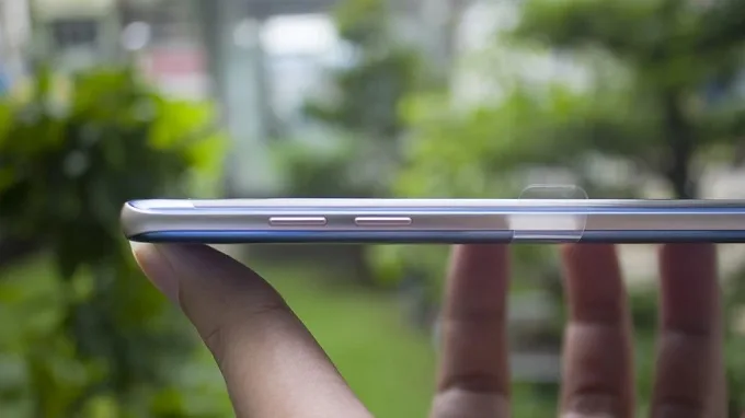 Cạnh bên được bo cong mềm mại, sắc nét