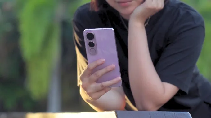 Thiết kế Vivo V50 Lite 4G đã xóa nhòa ranh giới giữa một thiết bị tầm trung và cận cao cấp