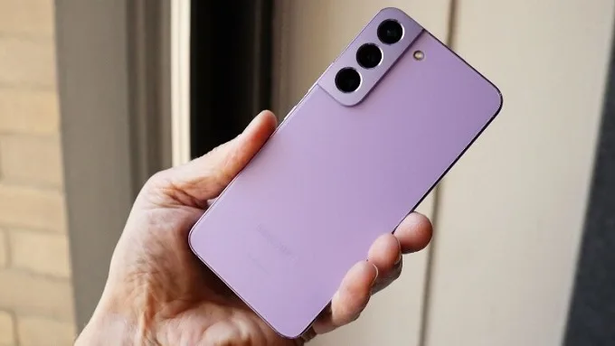 Galaxy S22 màu tím có phần dịu dàng, ngọt ngào hơn sắc tím trên iPhone 14