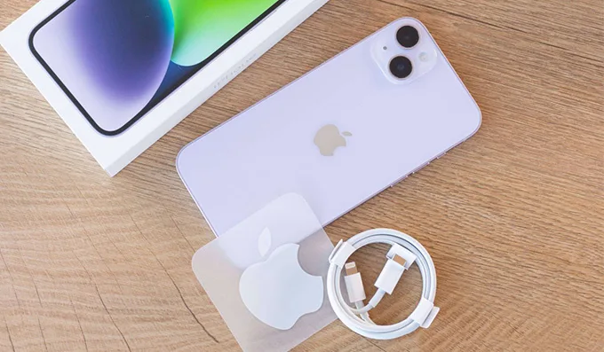 So sánh chi tiết iPhone 14 Plus 256GB và Samsung Galaxy S22 Ultra 5G 256GB: Thiết kế