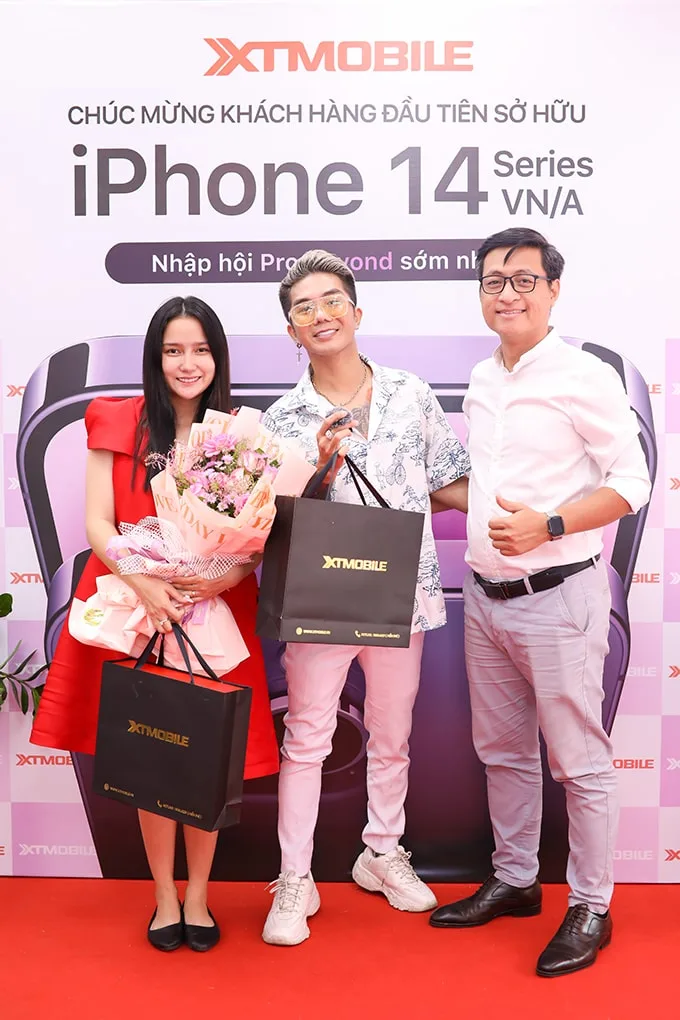ca-nhac-si-khanh-don-va-ba-xa-huynh-nhu-iphone-14-pro-max-mau-tim