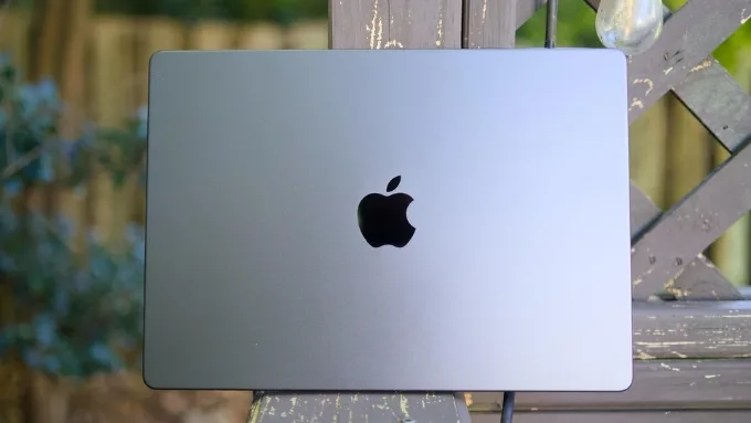 MacBook Pro M5 giữ nguyên ngôn ngữ thiết kế đặc trưng của Apple với thân máy nhôm nguyên khối