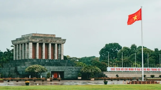 Hình nền lá cờ Việt Nam với cảnh đẹp nước nhà