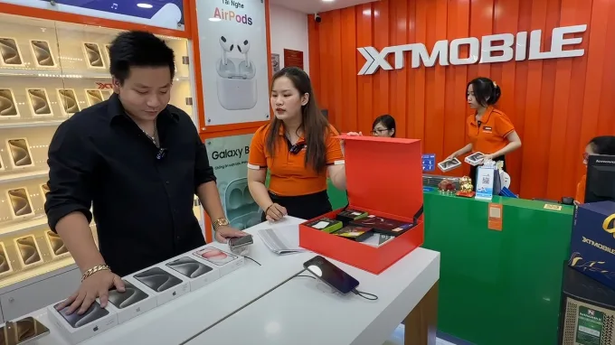 Khoa Pug mua đủ màu iPhone 15 Pro Max