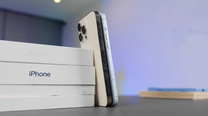 iPhone 15 Plus và iPhone 14 Pro Max được đặt cạnh nhau