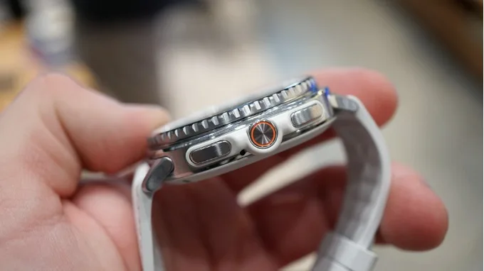 Thiết kế tinh tế với vòng bezel cơ học