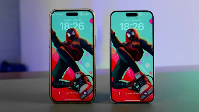 iPhone 15 Plus và iPhone 14 Pro Max đều sở hữu màn hình OLED sắc nét