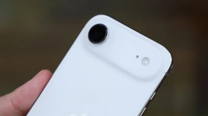 iPhone Air sử dụng cảm biến 18MP góc rộng với công nghệ Center Stage