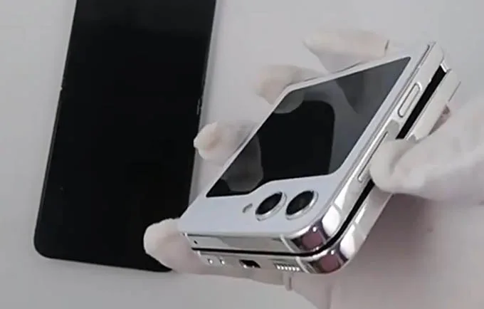 Mô hình Galaxy Z Flip 5 bất ngờ bị rò rỉ, hé lộ thiết kế cho thấy bản lề vẫn còn nhiều khe hở khi gập lại