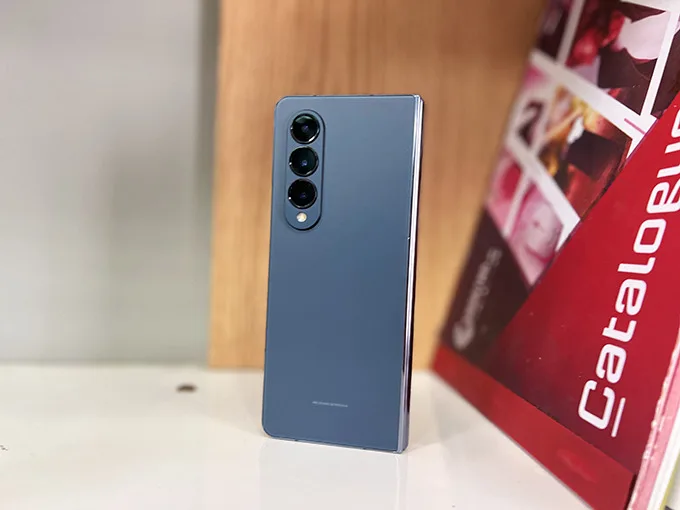 Samsung Z Fold 4 sở hữu thiết kế màn hình gập như một quyển sách