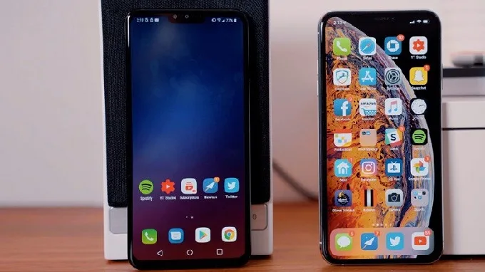 man-hinh-lg-v40-thinq-vs-iphone-xs-max-xtmobile