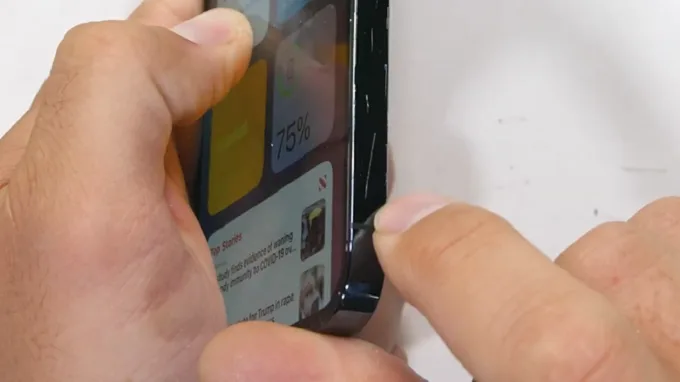 Khung viền thép không gỉ của iPhone 12 Pro thì không chống trầy tốt đến vậy