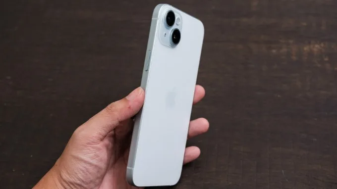 Cạnh viền máy bo tròn cong nhẹ trên iPhone 15 Plus