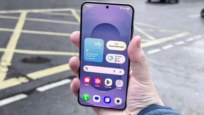 So sánh màn hình Oppo Reno 13 Pro và Galaxy S25 cũ
