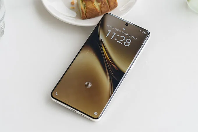 Điện thoại tự hào có tấm nền AMOLED 6,78 inch với độ phân giải 2K