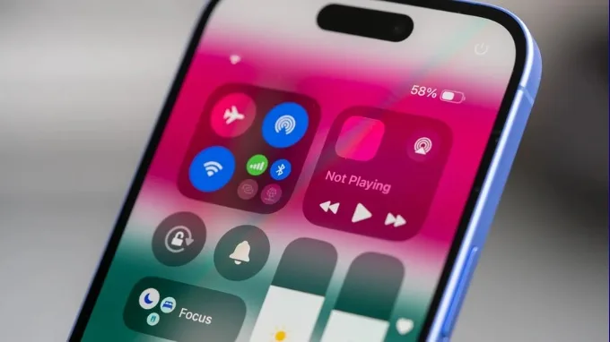 iPhone 16 vẫn giữ vững phong độ với mức 2.000 nits