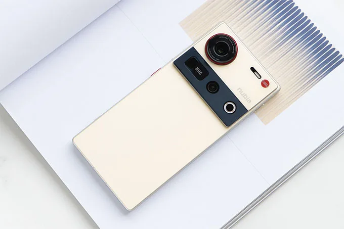 Z70 Ultra là một chiếc điện thoại chắc chắn, với thiết kế mặt sau độc đáo