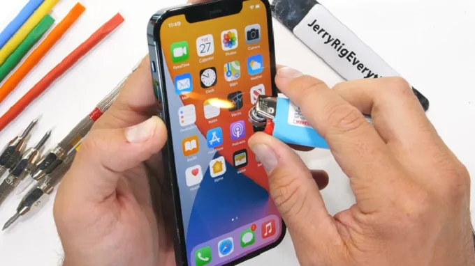 iPhone 12 Pro trong bài thử đã có thể chống chọi ngọn lửa từ hộp quẹt tới 30s