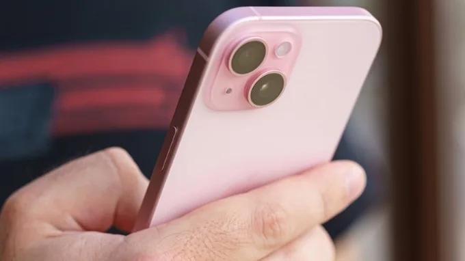 Khung nhôm và mặt lưng kính mờ trên iPhone 15