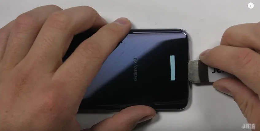 Galaxy-s8-trong-suot-bi-lot-tran-trui_1