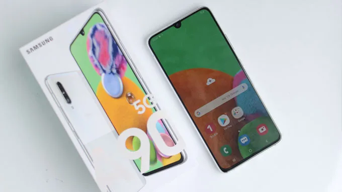  máy sở hữu màn hình lớn 6,7 inch trên tấm nền AMOLED